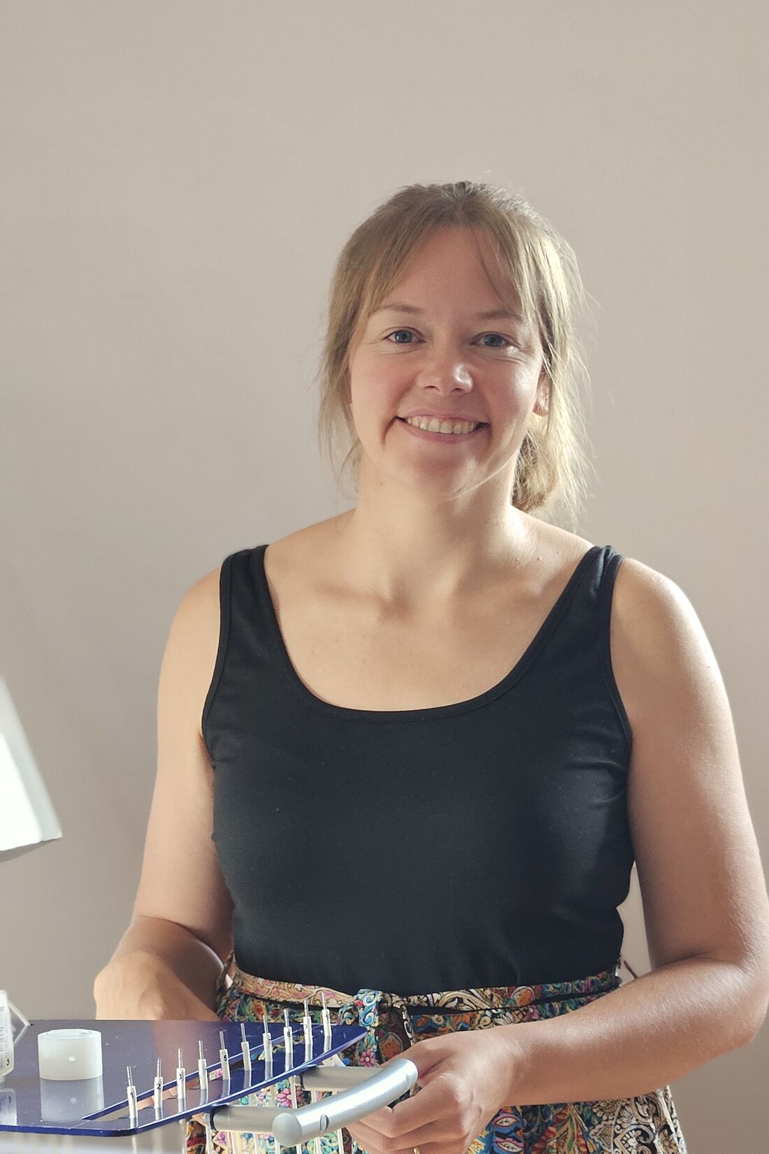 Annelien Deklerck in haar praktijk, met het toestel voor laseracupunctuur