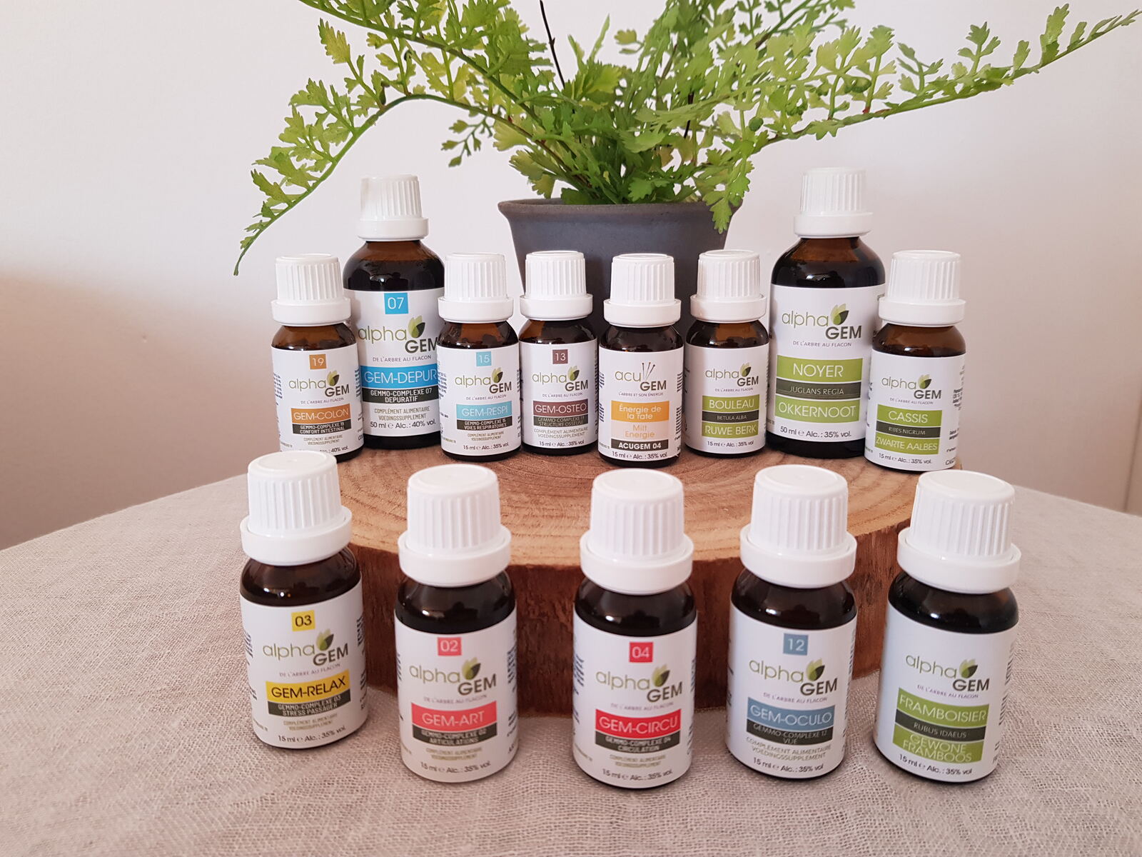 Flesjes gemmotherapie op een houten schijf