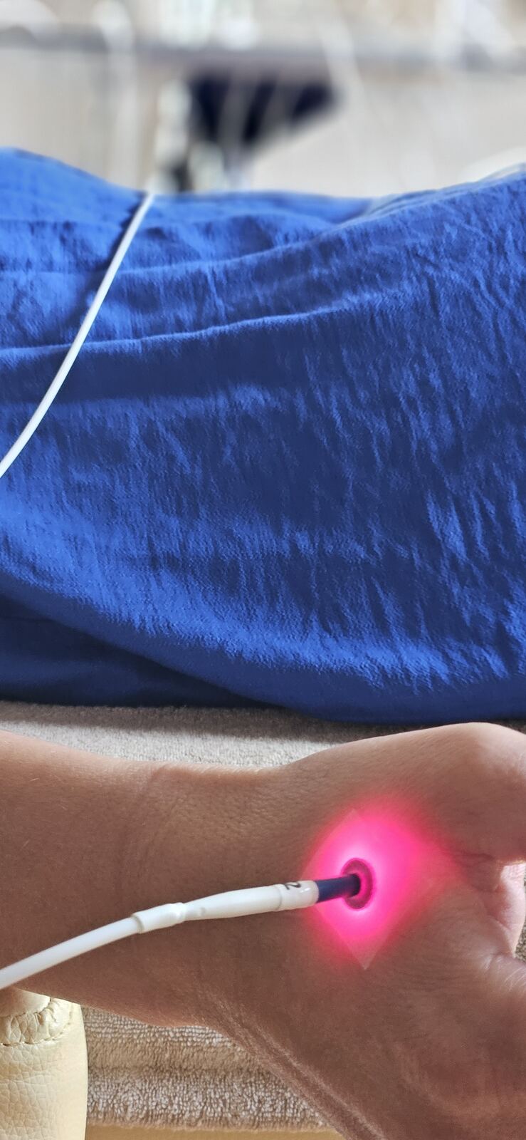 Laserpen op een acupunctuurpunt aan de enkel
