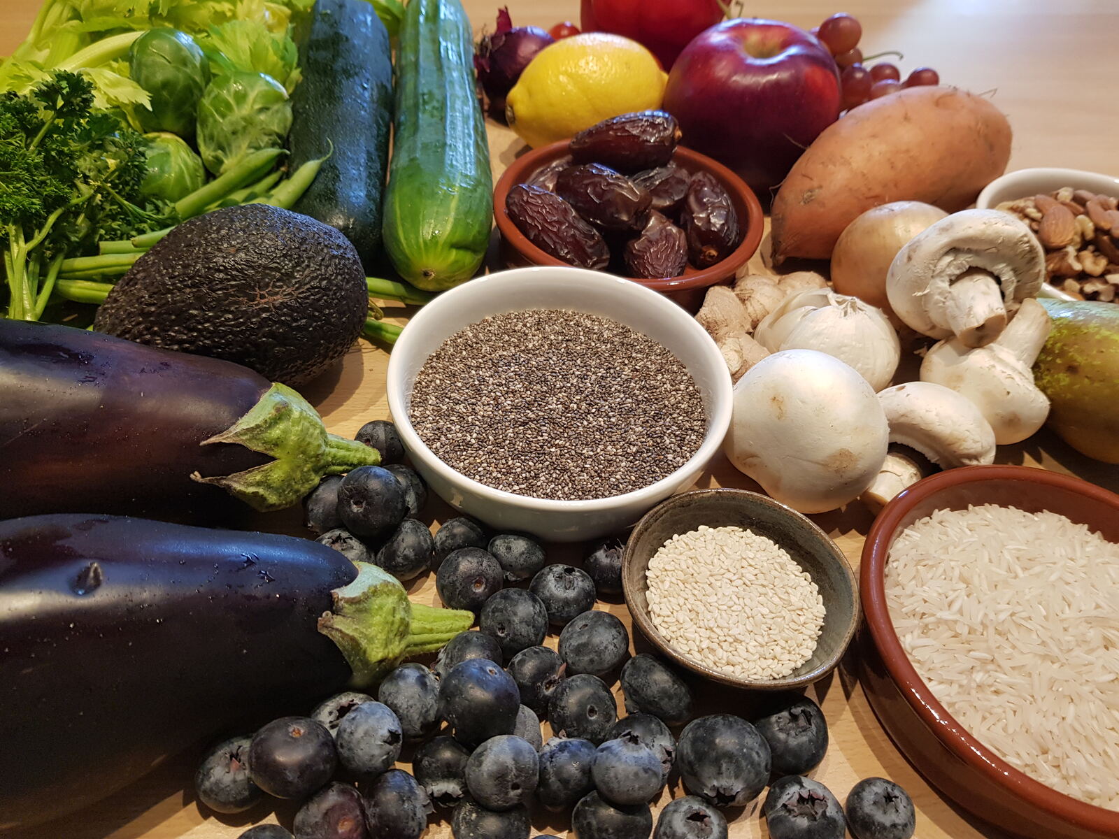 Groenten, fruit, noten en granen op tafel